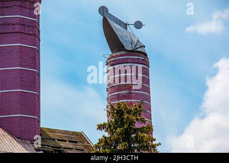 Camini originali di una vecchia birreria contro il cielo blu. Il vecchio edificio della birreria nella città di Nitra, Slovacchia. Foto Stock