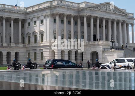 Washington DC, Stati Uniti. 14th luglio 2022. Un hearse che porta la scrigno del Marine Chief Warrant Officer 4 Hershel Woodrow “Woody” Williams, l’ultimo destinatario sopravvissuto della medaglia d’onore della seconda guerra mondiale, è scortato dalle forze dell’ordine al di fuori del Campidoglio degli Stati Uniti, a Washington, DC, USA, 14 luglio 2022. Il veterano del corpo Marino, morto il 29th giugno, ha ricevuto il premio più alto della nazione per le sue azioni su Iwo Jima. (Foto di Pool/Sipa USA) Credit: Sipa USA/Alamy Live News Foto Stock