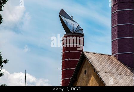 Camini originali di una vecchia birreria contro il cielo blu. Il vecchio edificio della birreria nella città di Nitra, Slovacchia. Foto Stock