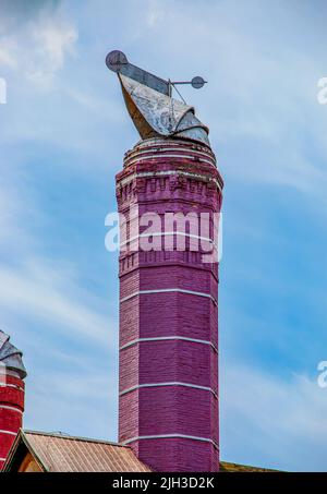 Camini originali di una vecchia birreria contro il cielo blu. Il vecchio edificio della birreria nella città di Nitra, Slovacchia. Foto Stock