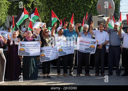 Gaza. 14th luglio 2022. I palestinesi protestano contro la visita del presidente degli Stati Uniti Joe Biden, nella città di Gaza, il 14 luglio 2022. Giovedì migliaia di palestinesi hanno organizzato manifestazioni in Cisgiordania e nella striscia di Gaza contro la prima visita del Presidente degli Stati Uniti Joe Biden in Israele e nei territori palestinesi, sbattendo la sua posizione distorta sulla questione israelo-palestinese. Credit: Rizek Abdeljawad/Xinhua/Alamy Live News Foto Stock