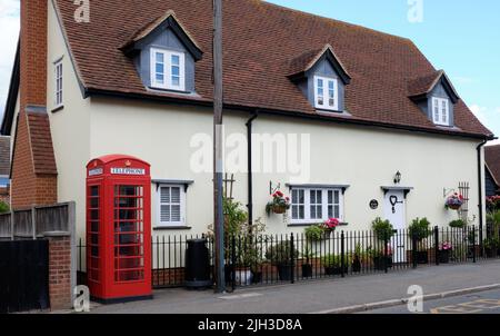 Iconici telefoni GPO britannici rossi Foto Stock