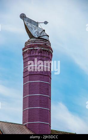 Camini originali di una vecchia birreria contro il cielo blu. Il vecchio edificio della birreria nella città di Nitra, Slovacchia. Foto Stock