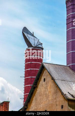 Camini originali di una vecchia birreria contro il cielo blu. Il vecchio edificio della birreria nella città di Nitra, Slovacchia. Foto Stock