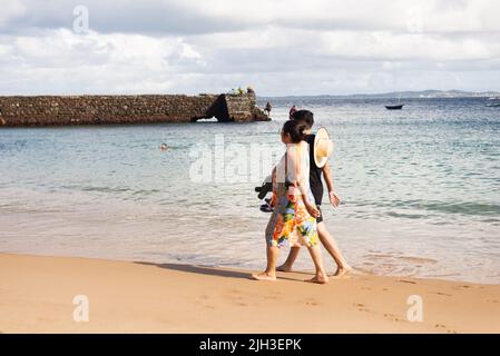 Salvador, Bahia, Brasile - 04 giugno 2022: Persone che si divertono sulla spiaggia a Porto da barra in Salvador, Bahia Stato, Brasile. Foto Stock