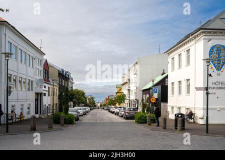 Reykjavik, Islanda - Luglio 4, 2022 Visualizza lungo la stretta via dello shopping Skolavordustigurin a Reykjavik con i suoi numerosi edifici di successo. In esecuzione da Foto Stock