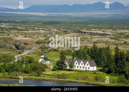 Bláskógabyggð, Islanda - 2 luglio 2022 una vista panoramica di Thingvalla Kirkja, una chiesa luterana situata nel Parco Nazionale di Thingvellir in Islanda. Foto Stock