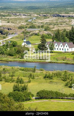 Bláskógabyggð, Islanda - Luglio 2,2022 una vista panoramica di Thingvalla Kirkja, una chiesa luterana situata nel Parco Nazionale di Thingvellir in Islanda. Foto Stock