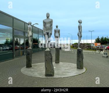 Keflavik, Islanda - 1 luglio 2022 Vista DELLE DIREZIONI (ÁTTIR), un'installazione scultorea composta da quattro figure umane in alluminio di Steinunn Foto Stock