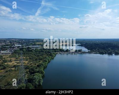 Vista aerea di linee elettriche ad alta tensione, fiumi e laghi Foto Stock