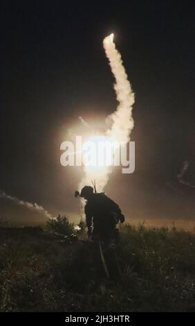 Un soldato dell'esercito degli Stati Uniti assegnato a Charlie Company, 1st Battaglione, 69th reggimento di fanteria, della Guardia Nazionale di New York, invia un fiuto durante un'esercitazione di Live-Fire della compagnia a Fort Drum, luglio 4. Soldati assegnati a 1st Battaglione, 69th reggimento fanteria stanno conducendo un addestramento pre-mobilitazione in preparazione di un prossimo dispiegamento in Africa. (STATI UNITI Foto dell'esercito dello staff Sgt. Rettore Alexander) Foto Stock