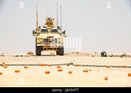 I tecnici per lo smaltimento di ordigni esplosivi dell'aviazione militare statunitense assegnati allo Squadrone del 378th Expeditionary Civil Engineer, preparano un verricello per la rimozione di munizioni remote durante la formazione Rapid Explosive Hazard Mitigation presso la base aerea Prince Sultan, Regno dell'Arabia Saudita, 24 giugno 2022. La formazione è stata tenuta per preparare e testare il personale attuale nella sua capacità di far funzionare il campo aereo con le risorse disponibili dopo un attacco. (STATI UNITI Air Force foto di staff Sgt. Noah J. Tancer) Foto Stock