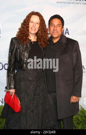 Oceanaa's 14th Annual SeaChange Summer Party at a Private Residence on October 23, 2021 in Laguna Beach, CA caratterizzato da: Ursula Whittaker, Oscar Nunez dove: Laguna Beach, California, Stati Uniti quando: 24 Ott 2021 credito: Nicky Nelson/WENN Foto Stock