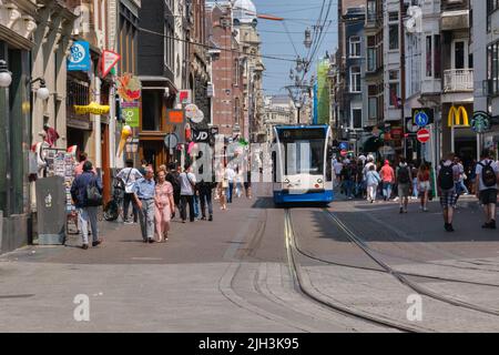 Amsterdam, Paesi Bassi - 23 giugno 2022: Tram GVB in via Leidsestraat Foto Stock