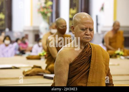 Chanthaburi, Tailandia. 13th luglio 2022. I monaci predicano gli insegnamenti alle suore e ai buddisti nella giornata di Asanha Buca. (Foto di Adirach Toumlamoon/Pacific Press) Credit: Pacific Press Media Production Corp./Alamy Live News Foto Stock