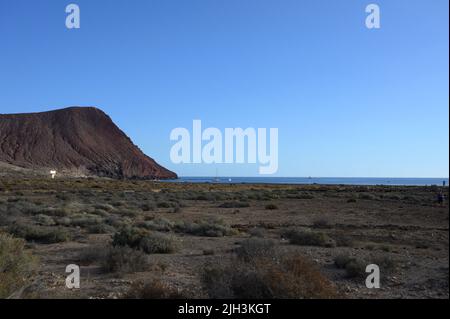 Mattina e blu alba sulla spiaggia sabbiosa vicino El Medano, a sud dell'isola di Tenerife, Canarie, Spagna Foto Stock