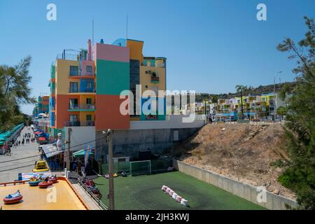 Architettura di Albufeira, Portogallo meridionale. Appartamenti Marina de Albufeira. Colori nel design urbano e nell'architettura. Arquitecto Português Tomás Taveira. Foto Stock