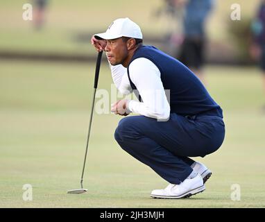 150th Open Golf Championships, St Andrews, luglio 14th 2022 Tiger Woods (USA) allinea il suo putt sul green 17th durante il primo round presso l'Old Course, St Andrews, Scozia. Credit: Ian Rutherford/Alamy Live News. Foto Stock