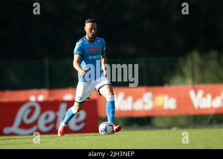 Amir Rrahmani, il difensore di Kossovari di SSC Napoli, controlla la palla durante la partita amichevole SSC Napoli - Anaune al campo di preason SSC Napoli 2022-23 in val di sole trentino, Dimaro Folgarida Foto Stock