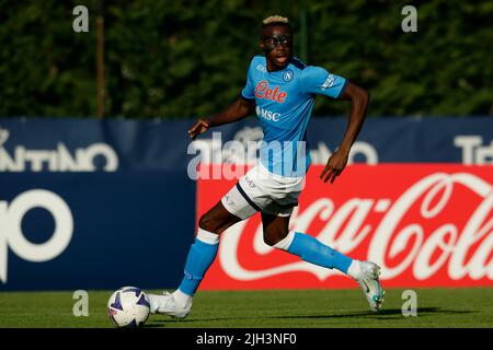 SSC NapoliÕs Victor Osimhen controlla la palla durante la partita amichevole SSC Napoli - Anaune al campo di preason SSC Napoli 2022-23 in val di sole trentino, Dimaro Folgarida Foto Stock