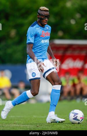 SSC NapoliÕs Victor Osimhen controlla la palla durante la partita amichevole SSC Napoli - Anaune al campo di preason SSC Napoli 2022-23 in val di sole trentino, Dimaro Folgarida Foto Stock