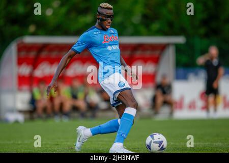 SSC NapoliÕs Victor Osimhen controlla la palla durante la partita amichevole SSC Napoli - Anaune al campo di preason SSC Napoli 2022-23 in val di sole trentino, Dimaro Folgarida Foto Stock