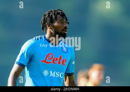 Andre Zambo Anguissa, attaccante cameroniano di SSC Napoli, durante la partita amichevole SSC Napoli - Anaune al campo di preason SSC Napoli 2022-23 in val di sole trentino, Dimaro Folgarida Foto Stock