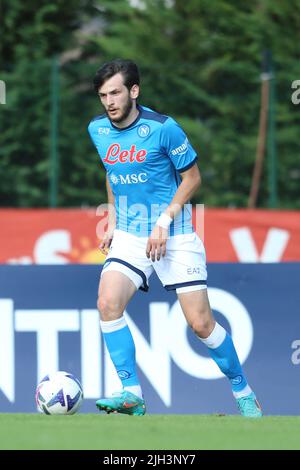 SSC NapoliÕs Forward Khvicha Kvaratskhelià controlla la palla durante la partita amichevole SSC Napoli - Anaune al campo di preason SSC Napoli 2022-23 in val di sole trentino, Dimaro Folgarida Foto Stock