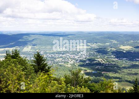 La vista di North Adams, Massachusetts, Stati Uniti, da Mount Greylock, la montagna più alta dello stato, nel Berkshires. Foto Stock