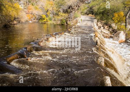 Guardando attraverso Sabino Creek in una giornata piovosa, l'acqua rende pericolosi i passaggi nella Sabino Canyon Recreation Area, Arizona, Stati Uniti. Foto Stock