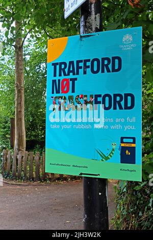 Trafford Council - Trafford Not Trashford - Prendete il cartello della casa dei rifiuti, vicino a Dunham Massey, NT House & Deer Park, Bowden, Altrincham, Cheshire, Inghilterra, Regno Unito Foto Stock