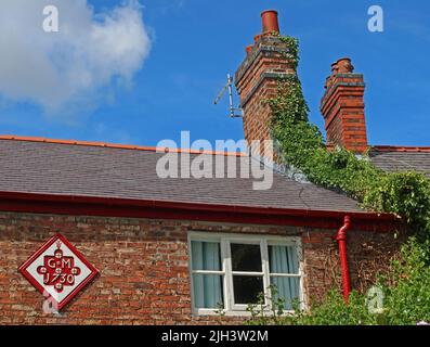 Dunham Massey cottage, con GM1730 sulla parete esterna, Dunham, NT, Altrincham, Cheshire, INGHILTERRA, REGNO UNITO, WA14 4PE Foto Stock