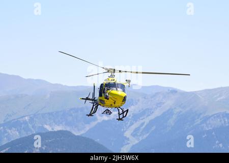 Vallnord, Andorra . Luglio 14 2022 . UCI Mountain Bike World Cup 2022 - GIORNO 1, Rescue Heliccopter in azione durante la formazione femminile in discesa del Foto Stock