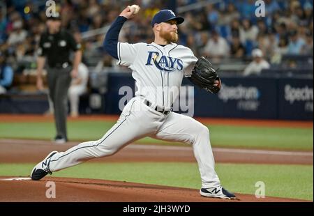 San Pietroburgo, Stati Uniti. 14th luglio 2022. Tampa Bay rays Starter Drew Rasmussen si piazza contro i Boston Red Sox durante il primo inning al Tropicana Field di St. Petersburg, Florida, giovedì 14 luglio 2022. Foto di Steve Nesius/UPI Credit: UPI/Alamy Live News Foto Stock