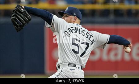 San Pietroburgo, Stati Uniti. 14th luglio 2022. Tampa Bay Rays Starter Drew Rasmussen [piazzola contro i Boston Red Sox durante il terzo inning al Tropicana Field di San Pietroburgo, Florida, giovedì 14 luglio 2022. Foto di Steve Nesius/UPI Credit: UPI/Alamy Live News Foto Stock