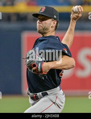 San Pietroburgo, Stati Uniti. 14th luglio 2022. Il Boston Red Sox Starter Kutter Crawford si spezza contro i raggi della baia di Tampa durante il terzo inning al Tropicana Field di St. Petersburg, Florida, giovedì 14 luglio 2022. Foto di Steve Nesius/UPI Credit: UPI/Alamy Live News Foto Stock