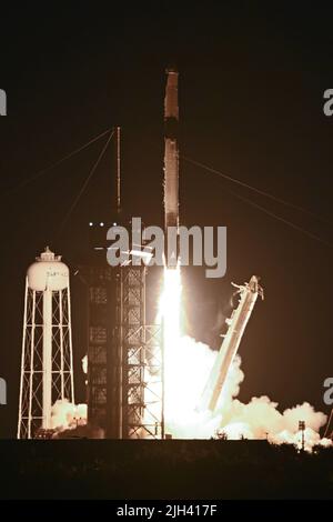 Florida, Stati Uniti. 14th luglio 2022. Un razzo SpaceX Falcon 9 lancia un veicolo spaziale Cargo Dragon-2 per la NASA nella sua missione di rifornimento 25th dal complesso 39A alle 8:44 PM dal Kennedy Space Center, Florida, giovedì 14 luglio 2022. Dragon trasporta 5.000 libbre di attrezzature e forniture alla Stazione spaziale Internazionale. Photo by Joe Marino/UPI Credit: UPI/Alamy Live News Credit: UPI/Alamy Live News Foto Stock