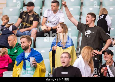 Varsavia, Polonia. 08th luglio 2022. Tifosi con bandiere ucraine visti durante l'amichevole partita tra Legia Warszawa e Zorya Luhansk al Marshal Jozef Pilsudski Legia Varsavia Municipal Stadium. Punteggio finale; Legia Warszawa 2:1 Zorya Luhansk. Credit: SOPA Images Limited/Alamy Live News Foto Stock