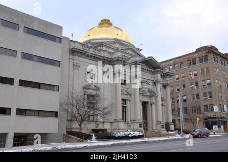 La Savings Bank of Utica è stata costruita nel 1900 su 233 Genesee Street nel centro di Utica, New York state NY, USA. Foto Stock