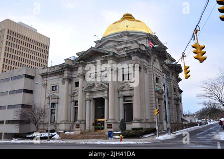 La Savings Bank of Utica è stata costruita nel 1900 su 233 Genesee Street nel centro di Utica, New York state NY, USA. Foto Stock