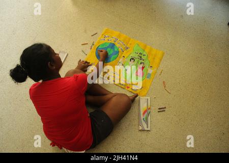 Bambini durante il blocco Corvid-19 Foto Stock