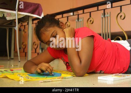 Bambini durante il blocco Corvid-19 Foto Stock