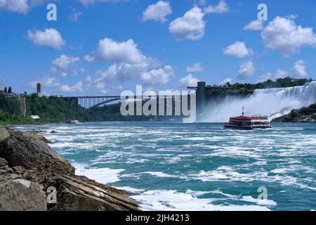 Vista del fiume Niagara sotto le Cascate del Niagara guardando verso le Cascate Americane e il Ponte a rainbow Foto Stock
