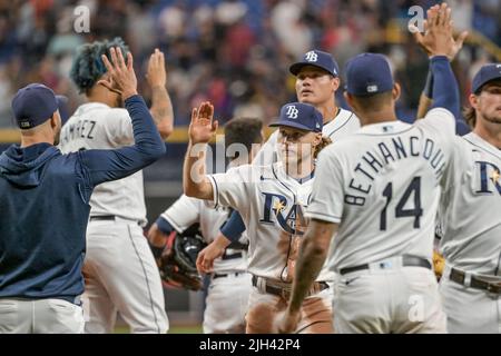 San Pietroburgo, Stati Uniti. 14th luglio 2022. Tampa Bay Rays Taylor Walls (C) festeggia con i compagni di squadra dopo una vittoria del 5-4 sui Boston Red Sox al Tropicana Field di San Pietroburgo, Florida, giovedì 14 luglio 2022. Foto di Steve Nesius/UPI Credit: UPI/Alamy Live News Foto Stock