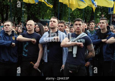 2 maggio 2019, Odessa, Ucraina: I partecipanti con bandiere ucraine hanno visto cantare durante la marcia. Gli organizzatori e i partecipanti della marcia sono ''corpo Nazionale'', 'fronte di marcia', e ''settore giusto''. Circa 1,5 mila persone hanno partecipato al 'arco dell'ordine ucraino', che i patrioti hanno fatto il tempo degli eventi del 2 maggio 2014, quando le rivolte di massa hanno ucciso 48 persone. E precedentemente chiamato i Patrioti dell'Ucraina, è un partito politico di estrema destra in Ucraina fondato nel 2016 e poi guidato da Andriy Biletsky. Il settore destro è quello di destra a f Foto Stock