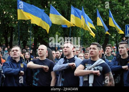 2 maggio 2019, Odessa, Ucraina: I partecipanti con bandiere ucraine hanno visto cantare durante la marcia. Gli organizzatori e i partecipanti della marcia sono ''corpo Nazionale'', 'fronte di marcia', e ''settore giusto''. Circa 1,5 mila persone hanno partecipato al 'arco dell'ordine ucraino', che i patrioti hanno fatto il tempo degli eventi del 2 maggio 2014, quando le rivolte di massa hanno ucciso 48 persone. E precedentemente chiamato i Patrioti dell'Ucraina, è un partito politico di estrema destra in Ucraina fondato nel 2016 e poi guidato da Andriy Biletsky. Il settore destro è quello di destra a f Foto Stock