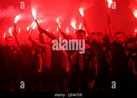 2 maggio 2019, Odessa, Ucraina: I partecipanti sono visti tenere fiamme durante la processione. Gli organizzatori e i partecipanti della marcia sono ''corpo Nazionale'', 'fronte di marcia', e ''settore giusto''. Circa 1,5 mila persone hanno partecipato al 'arco dell'ordine ucraino', che i patrioti hanno fatto il tempo degli eventi del 2 maggio 2014, quando le rivolte di massa hanno ucciso 48 persone. E precedentemente chiamato i Patrioti dell'Ucraina, è un partito politico di estrema destra in Ucraina fondato nel 2016 e poi guidato da Andriy Biletsky. Il settore destro è un settore di destra t Foto Stock