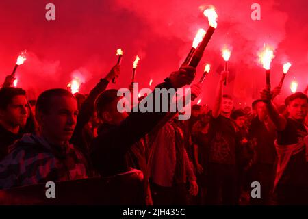 2 maggio 2019, Odessa, Ucraina: I partecipanti sono visti tenere fiamme durante la processione. Gli organizzatori e i partecipanti della marcia sono ''corpo Nazionale'', 'fronte di marcia', e ''settore giusto''. Circa 1,5 mila persone hanno partecipato al 'arco dell'ordine ucraino', che i patrioti hanno fatto il tempo degli eventi del 2 maggio 2014, quando le rivolte di massa hanno ucciso 48 persone. E precedentemente chiamato i Patrioti dell'Ucraina, è un partito politico di estrema destra in Ucraina fondato nel 2016 e poi guidato da Andriy Biletsky. Il settore destro è un settore di destra t Foto Stock