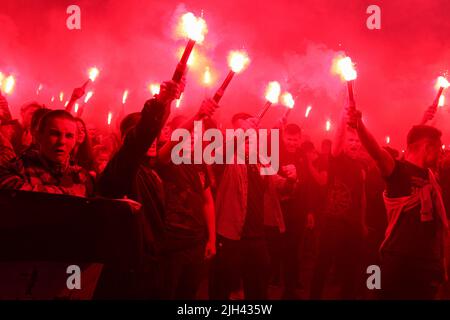 2 maggio 2019, Odessa, Ucraina: I partecipanti sono visti tenere fiamme durante la processione. Gli organizzatori e i partecipanti della marcia sono ''corpo Nazionale'', 'fronte di marcia', e ''settore giusto''. Circa 1,5 mila persone hanno partecipato al 'arco dell'ordine ucraino', che i patrioti hanno fatto il tempo degli eventi del 2 maggio 2014, quando le rivolte di massa hanno ucciso 48 persone. E precedentemente chiamato i Patrioti dell'Ucraina, è un partito politico di estrema destra in Ucraina fondato nel 2016 e poi guidato da Andriy Biletsky. Il settore destro è un settore di destra t Foto Stock