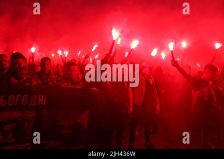 2 maggio 2019, Odessa, Ucraina: I partecipanti sono visti tenere fiamme durante la processione. Gli organizzatori e i partecipanti della marcia sono ''corpo Nazionale'', 'fronte di marcia', e ''settore giusto''. Circa 1,5 mila persone hanno partecipato al 'arco dell'ordine ucraino', che i patrioti hanno fatto il tempo degli eventi del 2 maggio 2014, quando le rivolte di massa hanno ucciso 48 persone. E precedentemente chiamato i Patrioti dell'Ucraina, è un partito politico di estrema destra in Ucraina fondato nel 2016 e poi guidato da Andriy Biletsky. Il settore destro è un settore di destra t Foto Stock